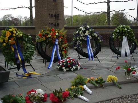 De kransen bij het herdenkingsmonument in Warmond